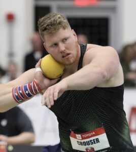Ryan Crouser é a persoa que máis lonxe mandou a bóla: a 23,56 m. Fonte: jenarangon94.